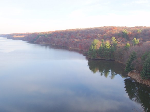 river and trees changing color in Starved Rock State Park