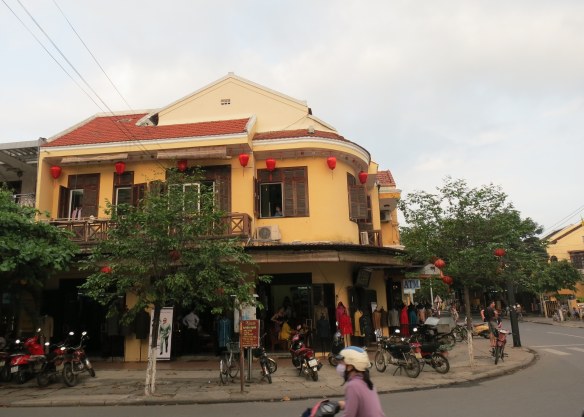 Despite the photos of Daniel Craig with the cheesy tagline "Be James Bond!" outside, this was a good shop.